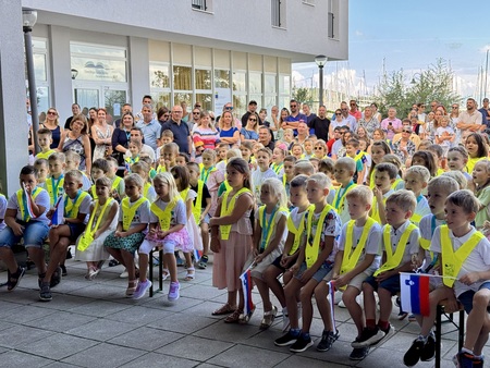 Zbrani prvošolci. V letošnjem šolskem letu jih je v izolskih osnovnih šolah 123, lani jih je bilo 150.   